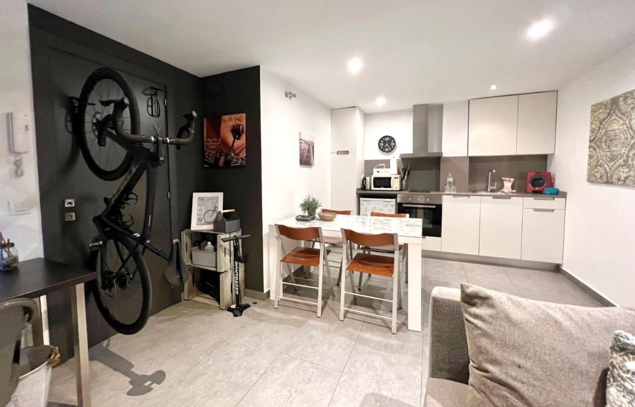 Flateli Montjuic Apartment Girona Bagian luar foto